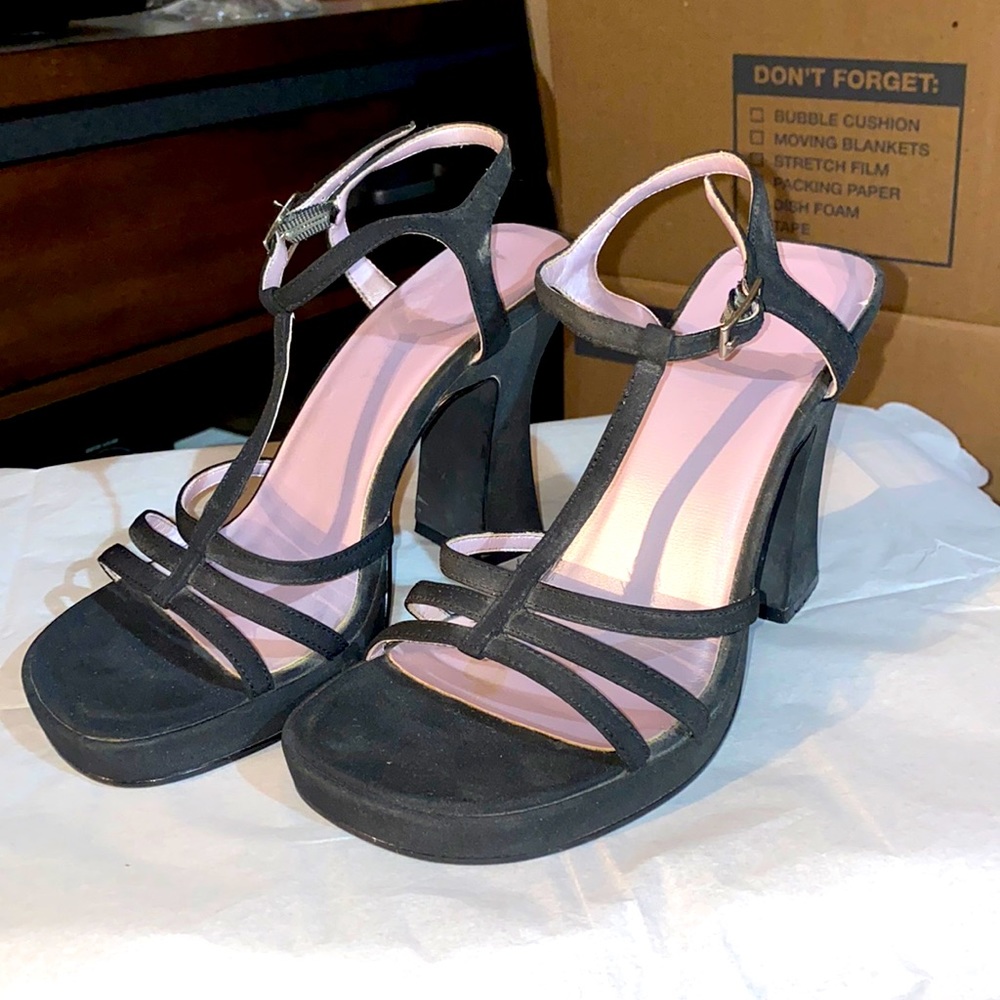 Black Pumps